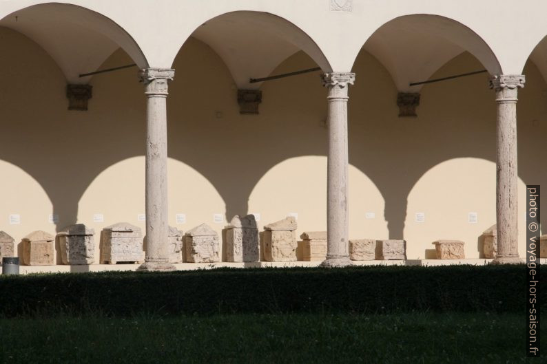 Urnes dans le musée archéologique de Perugia. Photo © André M. Winter
