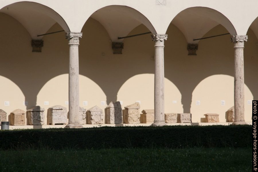 Urnes dans le musée archéologique de Perugia. Photo © André M. Winter