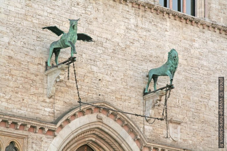 Hippogriffe et lion du Palazzo dei Priori. Photo © André M. Winter