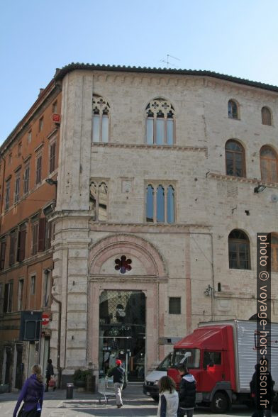 Façade gothique coupée au coin de la Via Guglielmo Calderini. Photo © André M. Winter