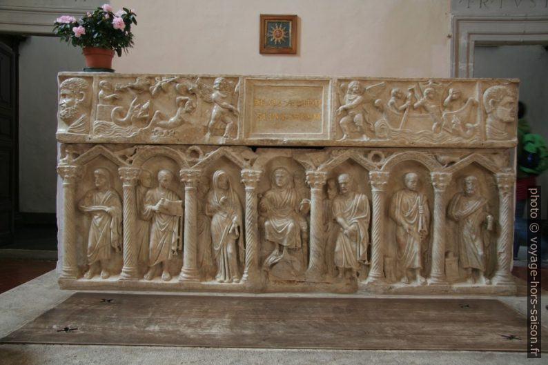 Sarcophage en marbre dans l'Oratorio di San Bernardino. Photo © André M. Winter