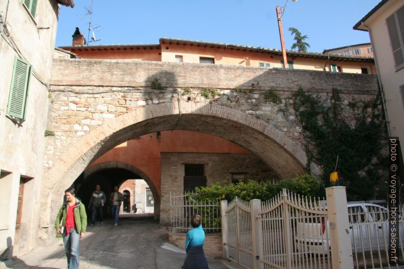 Aqueduc médiéval de Perugia. Photo © André M. Winter