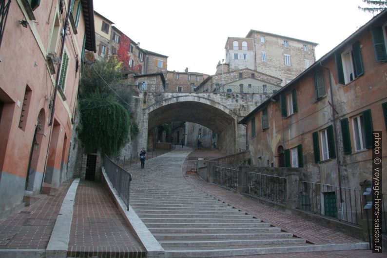 L’aqueduc de Perugia et la Via Apia. Photo © André M. Winter