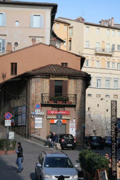 Maison étroite entre la Via Sole et la Piazza Piccinino. Photo © André M. Winter