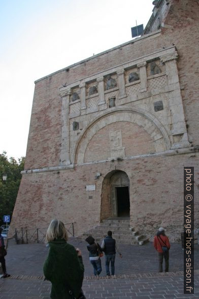 Porta Mariza reliant la ville haute de Perugia. Photo © André M. Winter