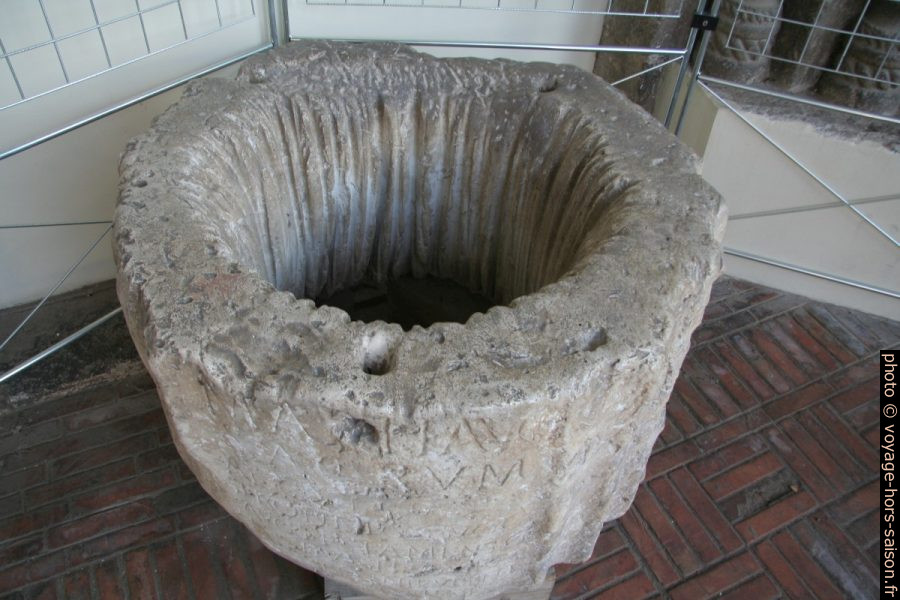 Base d'une colonne dorique spolié en tant que margelle de puits. Photo © André M. Winter