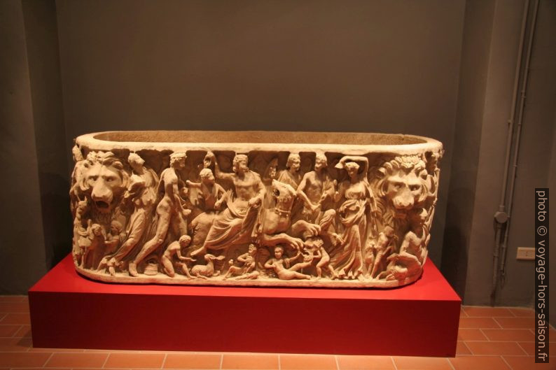Sarcophage avec une scène du mythe de Dionysos. Photo © André M. Winter