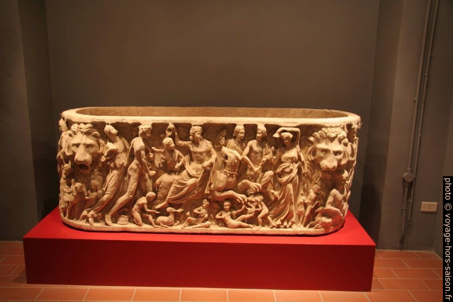 Sarcophage avec une scène du mythe de Dionysos. Photo © André M. Winter