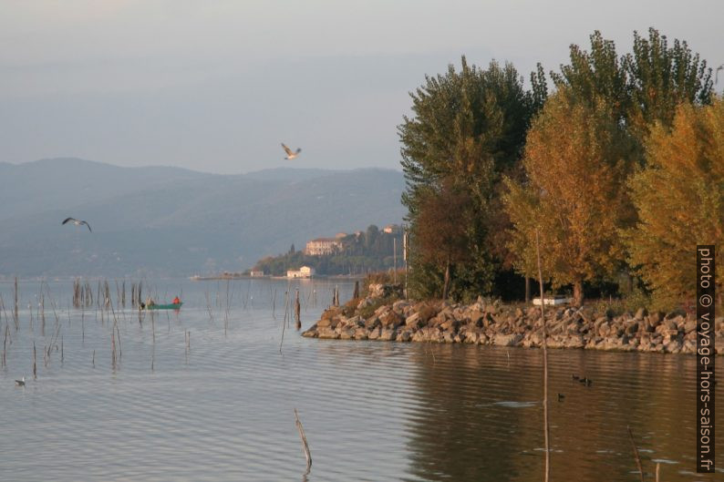 Vue vers le Monte del Lago au bord du Lac Trasimène. Photo © André M. Winter