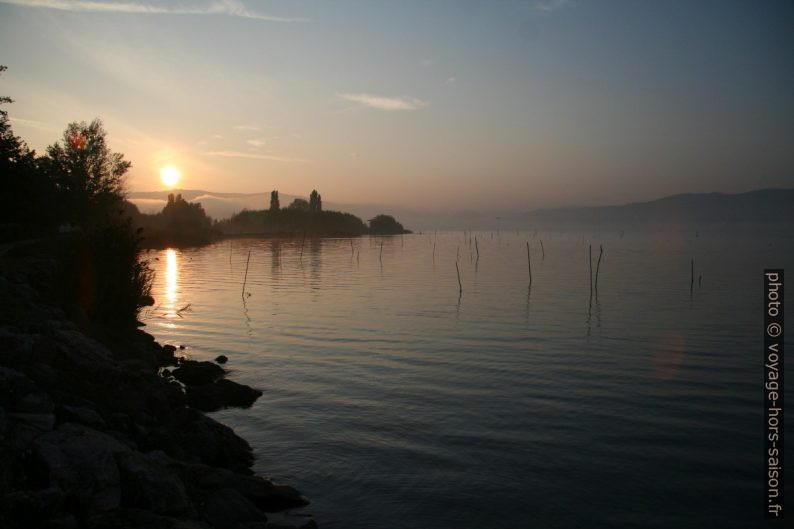 Lever de soleil au Lac Trasimène. Photo © Alex Medwedeff