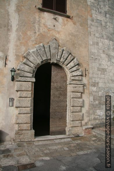 Porte du presbytère de la Chiesa di Santa Maria. Photo © Alex Medwedeff