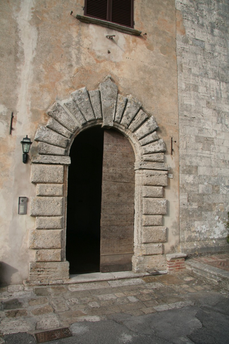 Porte du presbytère de la Chiesa di Santa Maria. Photo © Alex Medwedeff