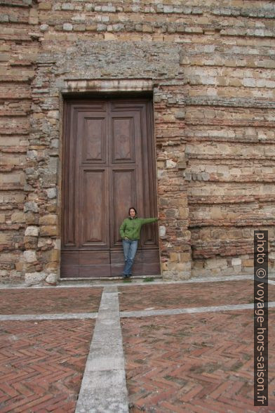Alex à la porte de la cathédrale de Montepulciano. Photo © André M. Winter