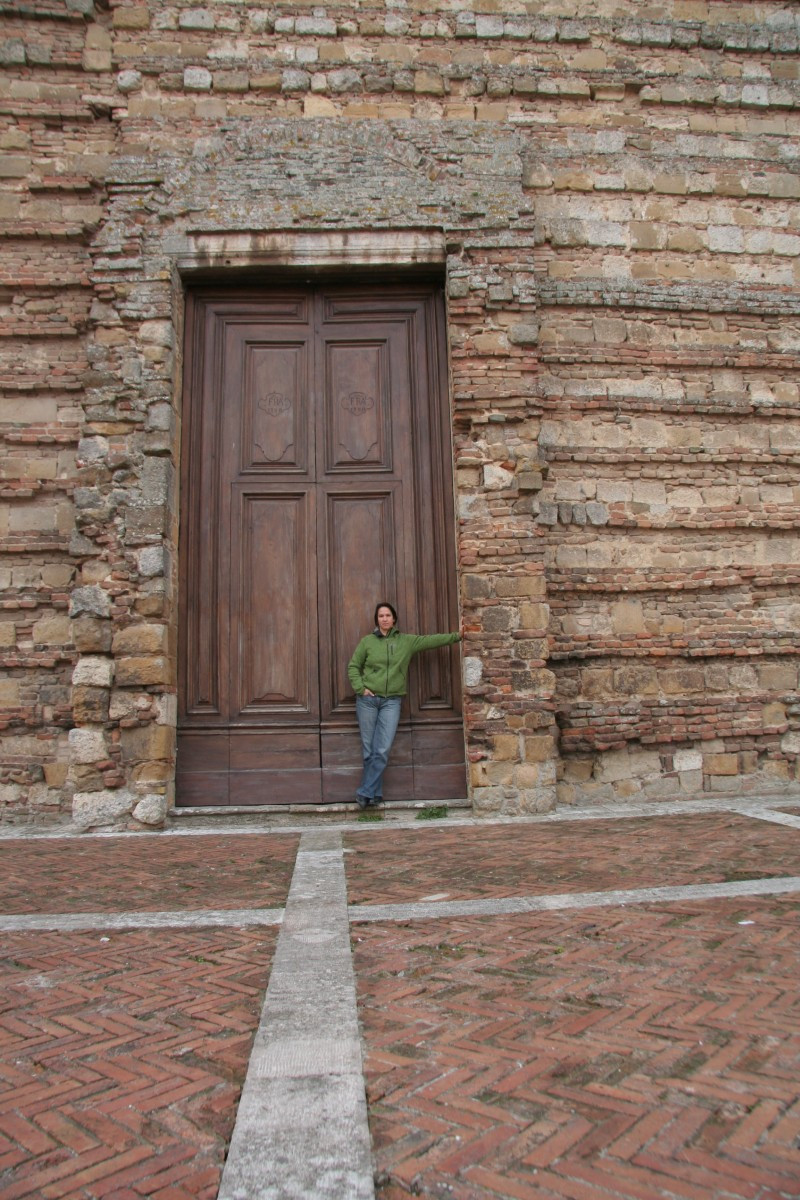 Alex à la porte de la cathédrale de Montepulciano. Photo © André M. Winter
