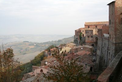 Le versant ouest du village de Montepulciano. Photo © André M. Winter