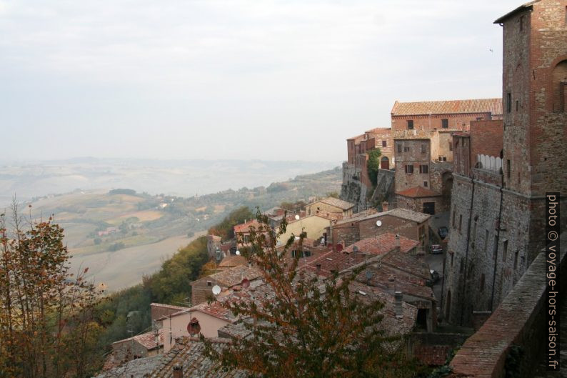Le versant ouest du village de Montepulciano. Photo © André M. Winter