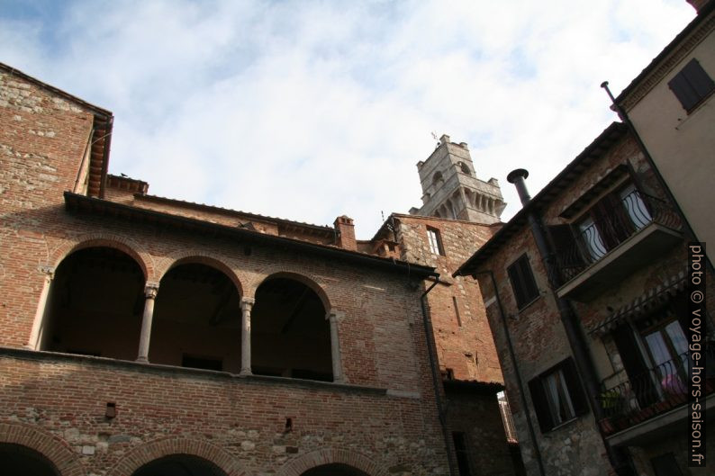 Arcades et la tour de l'hôtel de ville de Montepulciano. Photo © André M. Winter