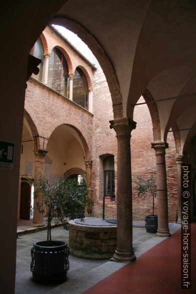 Il cortile del Palazzo comunale di Montepulciano. Photo © Alex Medwedeff