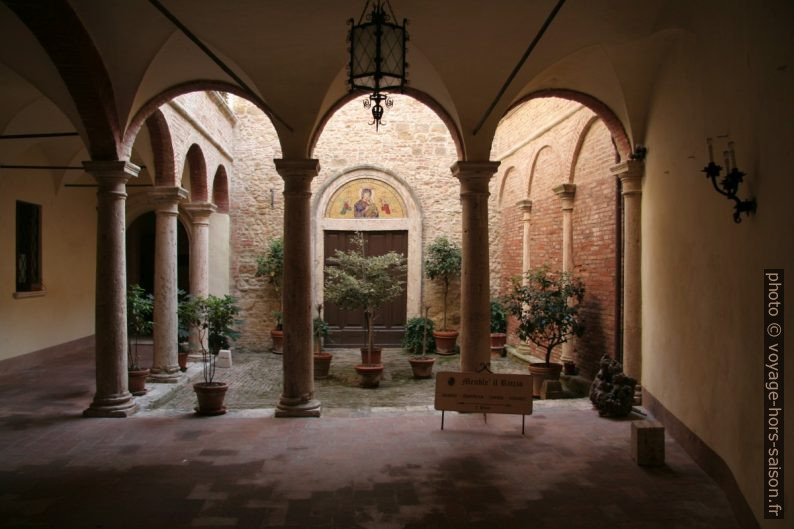 Cour du Palazzo Pucci à Montepulciano. Photo © André M. Winter