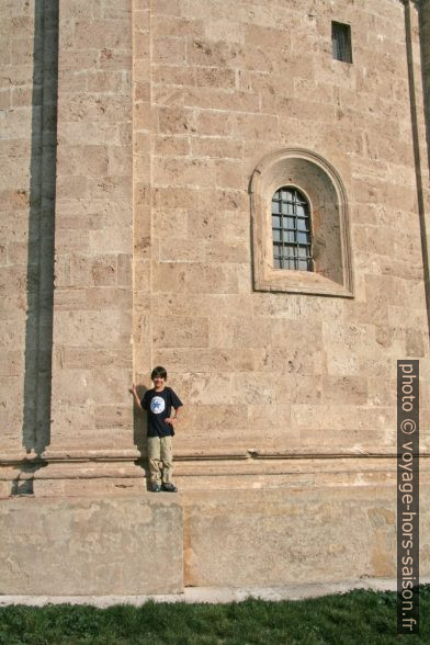 Nicolas sur le socle de la Chiesa di San Biagio. Photo © Alex Medwedeff