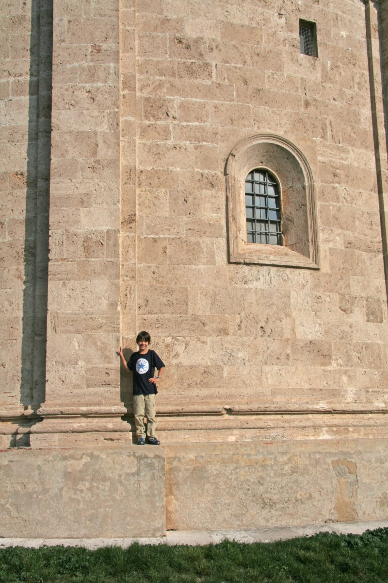 Nicolas sur le socle de la Chiesa di San Biagio. Photo © Alex Medwedeff