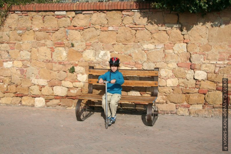 Nicolas avec sa trottinette. Photo © André M. Winter