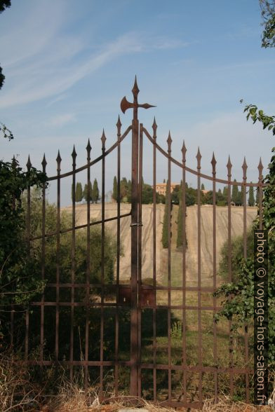 Porte en fer forgé sous la Fattoria Piggio Manzuoli. Photo © André M. Winter