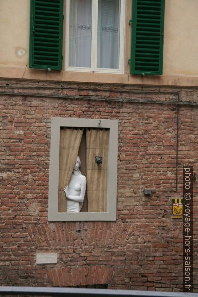 Sculpture murale d'une femme nue avec grenade. Photo © Alex Medwedeff