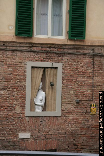 Sculpture murale d'une femme nue avec grenade. Photo © Alex Medwedeff