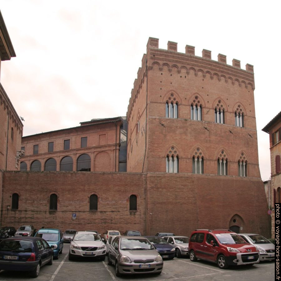 Rocca Salimbeni. Photo © André M. Winter