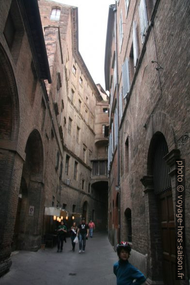 Ruelle sombre Via dei Rossi. Photo © André M. Winter