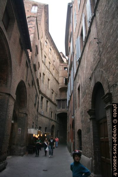 Ruelle sombre Via dei Rossi. Photo © André M. Winter
