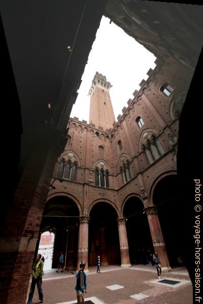Torre del Mangia vu du Cortile del Podestà du Palazzo Pubblico. Photo © André M. Winter