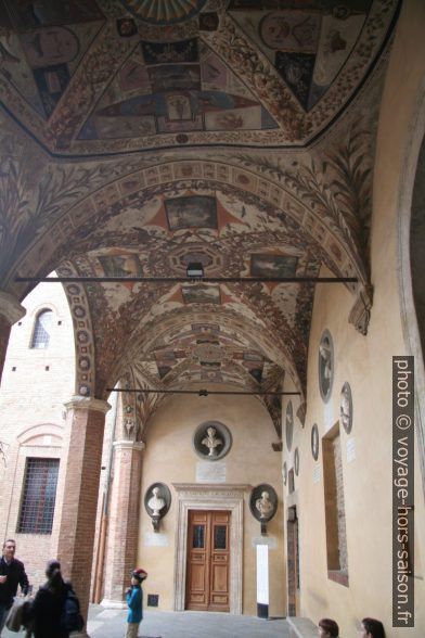 Voûtes de l'arcade de la cour Palazzo Chigi-Saracini. Photo © André M. Winter