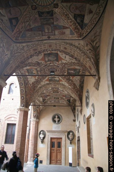 Voûtes de l'arcade de la cour Palazzo Chigi-Saracini. Photo © André M. Winter