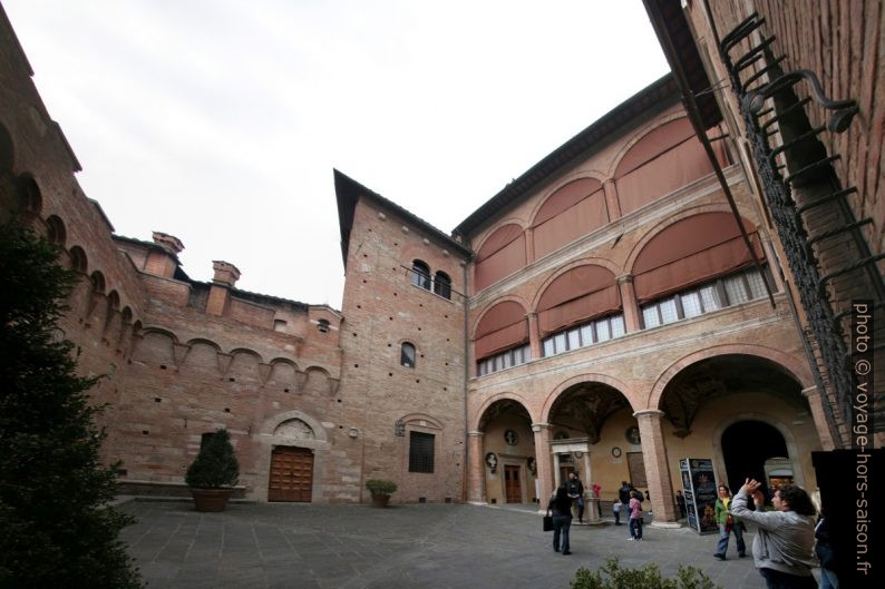 Cour du Palazzo Chigi-Saracini. Photo © André M. Winter