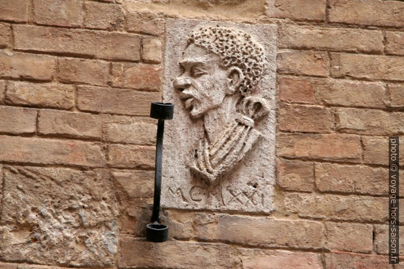 Sculpture dans la cour du Palazzo Chigi-Saracini. Photo © André M. Winter
