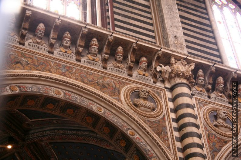 Ces têtes de papes t'observent dans la cathédrale de Sienne. Photo © André M. Winter