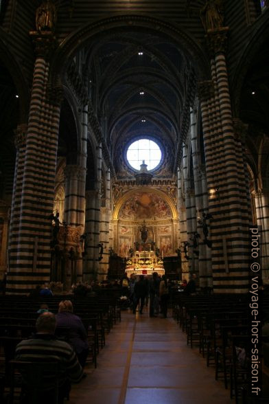 La nef principale de la cathédrale de Sienne. Photo © André M. Winter