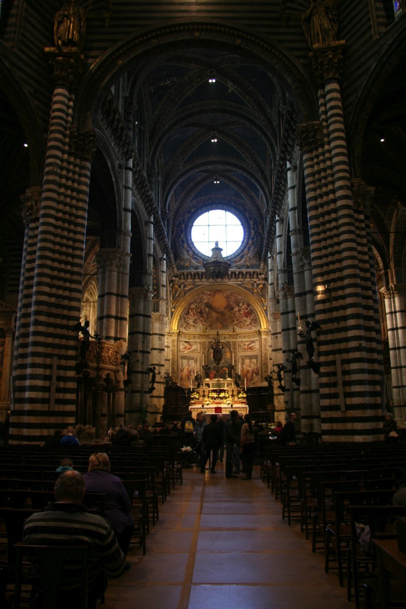 La nef principale de la cathédrale de Sienne. Photo © André M. Winter
