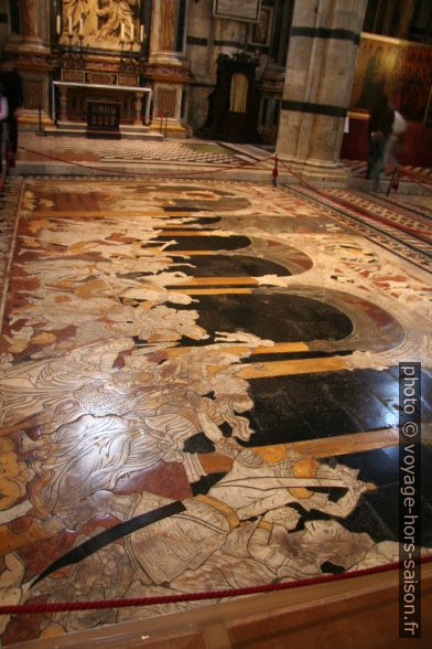 Marqueterie du sol de la cathédrale de Sienne avec le massacre des innocents. Photo © André M. Winter
