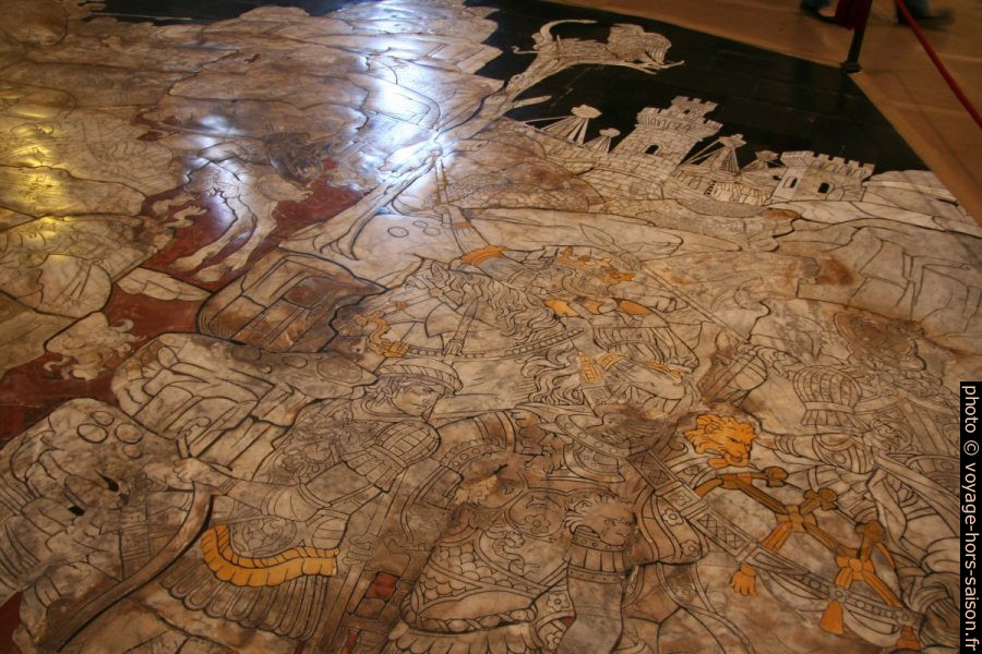 Marqueterie du sol de la cathédrale de Sienne avec un détail de la chasse d'Hérode. Photo © André M. Winter