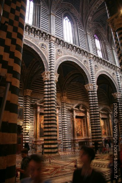 Marbre blanc et noir de la cathédrale de Sienne. Photo © André M. Winter