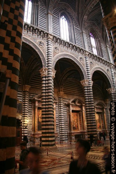 Marbre blanc et noir de la cathédrale de Sienne. Photo © André M. Winter