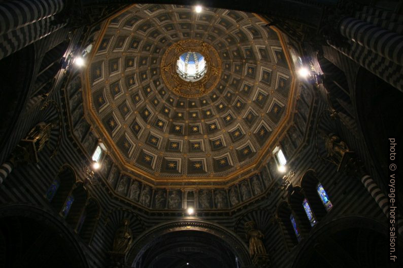 Décor sombre de la coupole de la cathédrale de Sienne. Photo © André M. Winter