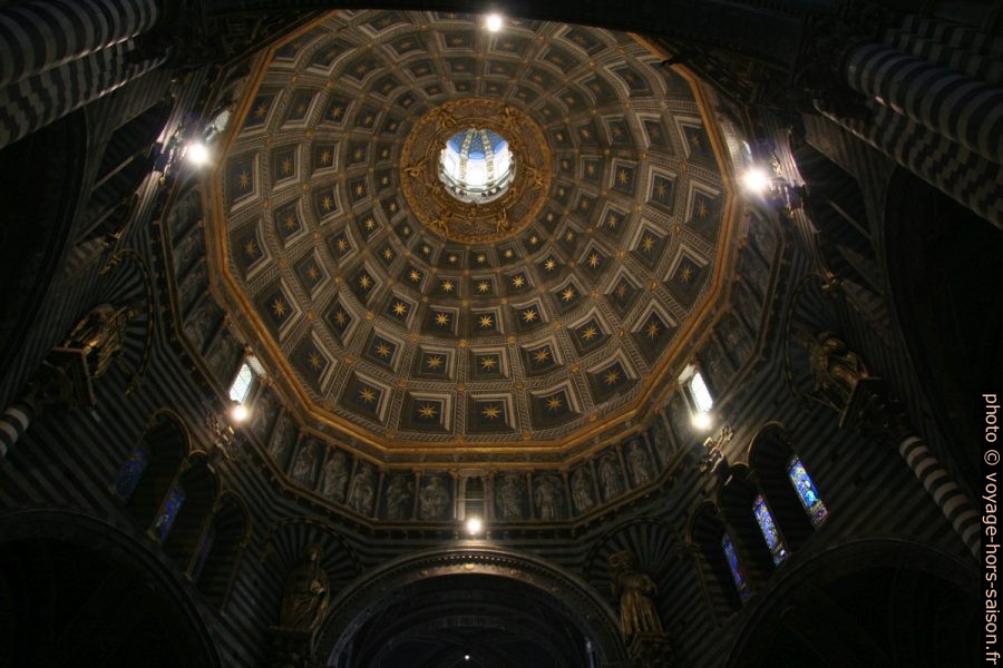 Décor sombre de la coupole de la cathédrale de Sienne. Photo © André M. Winter