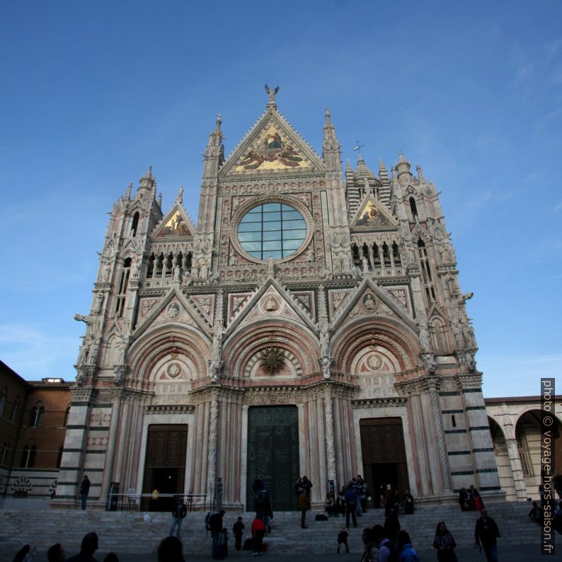 Façade principale de la cathédrale de Sienne. Photo © André M. Winter