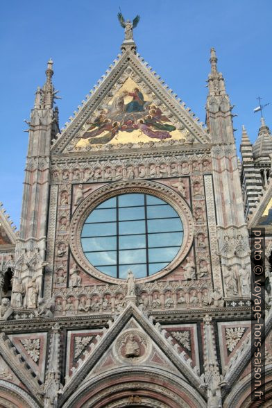 Partie supérieure de la façade de la cathédrale de Sienne. Photo © André M. Winter