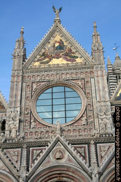 Partie supérieure de la façade de la cathédrale de Sienne. Photo © André M. Winter