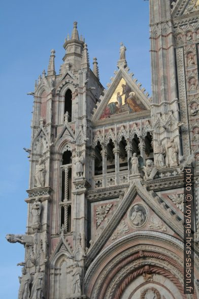 Détail de la façade de la cathédrale de Sienne. Photo © André M. Winter